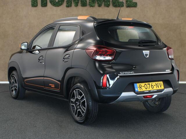 Dacia Spring Comfort Plus 27 kWh SOH 93% !!! - ORIGINEEL NEDERLANDSE AUTO - AFKOMSTIG VAN 1E EIGENAAR - NAVIGATIE - CAMERA - AIRCO - 2 LAADKABELS - RESERVEWIEL - PARKEERSENSOREN ACHTER - DAKRAILS - 4 X ELEKTRISCHE RAMEN - DUNLOP 4 SEIZOENENBANDEN