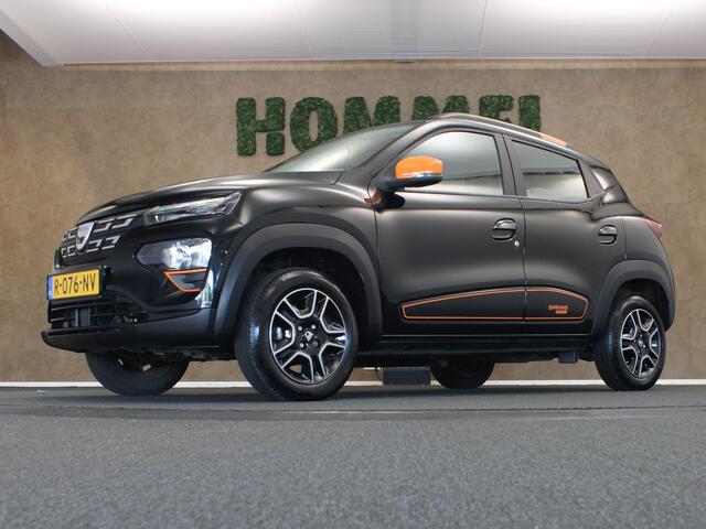 Dacia Spring Comfort Plus 27 kWh SOH 93% !!! - ORIGINEEL NEDERLANDSE AUTO - AFKOMSTIG VAN 1E EIGENAAR - NAVIGATIE - CAMERA - AIRCO - 2 LAADKABELS - RESERVEWIEL - PARKEERSENSOREN ACHTER - DAKRAILS - 4 X ELEKTRISCHE RAMEN - DUNLOP 4 SEIZOENENBANDEN