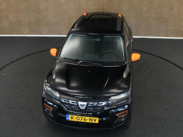 Dacia Spring Comfort Plus 27 kWh SOH 93% !!! - ORIGINEEL NEDERLANDSE AUTO - AFKOMSTIG VAN 1E EIGENAAR - NAVIGATIE - CAMERA - AIRCO - 2 LAADKABELS - RESERVEWIEL - PARKEERSENSOREN ACHTER - DAKRAILS - 4 X ELEKTRISCHE RAMEN - DUNLOP 4 SEIZOENENBANDEN