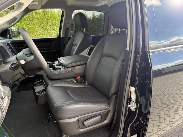 Dodge 1500 RAM 5.7 V8 CLASSIC NIGHT 4x4 / LEDER / BPM VRIJ / 1e EIG. / CAMERA / 6-PERS / NAVI / 3.5T TREKHAAK