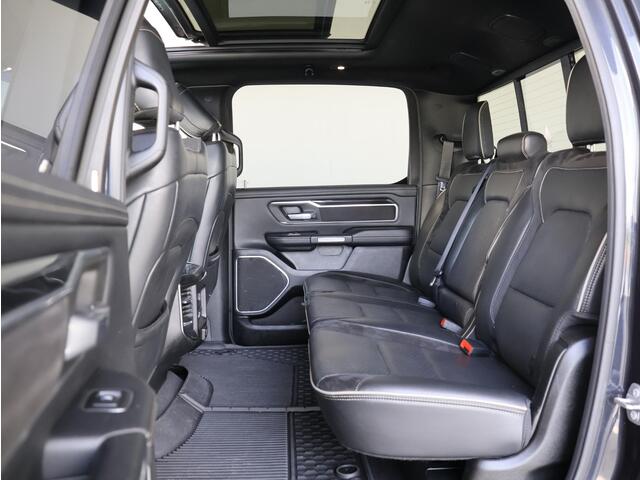 Dodge 1500 Ram 5.7 V8 4x4 Crew Cab Laramie Night | Panoramadak | Luchtvering | Groot Navigatie | Elektrisch Sidebars |