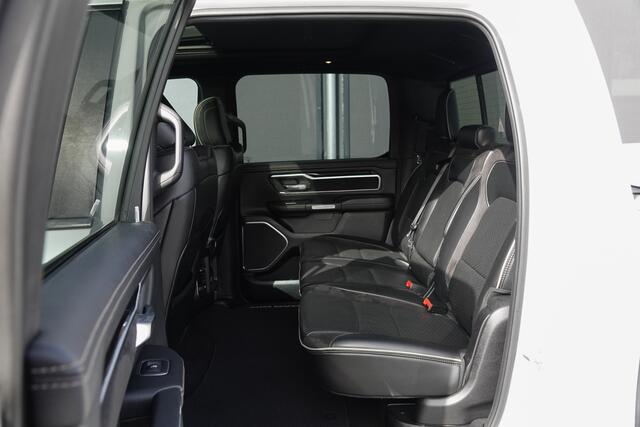 Dodge 1500 Ram 5.7 V8 401Pk 4x4 Crew Cab | Laramie | 360° Camera | Panoramadak | Treeplanken | Trekhaak | 22'' | Ivory White