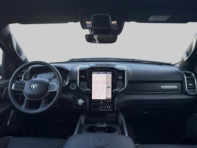 Dodge 1500 Ram Laramie Night Edition Modeljaar "24 | BOMVOL!| Panoramadak elect. | Luchtvering | Virtual cockpit | Adaptive cruise | *vaste treeplanken| Geheel rijklaar incl. LPG &Trekhaak| | Nieuwe Auto incl. LPG | Geheel rijklaarprijs |