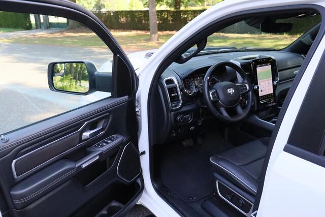 Dodge 1500 Ram 5.7 V8 4x4 Crew Cab Laramie Sport 2024 NAP | 1e eigenaar | Panorama dak | Elektrische lederen stoelen met memory | Alpine Audi | Android auto | LPG | Stoelverwarming + verkoeling | Trekhaak | Camera | Carplay | | Navigatie | Cruise control | Lichtmeta