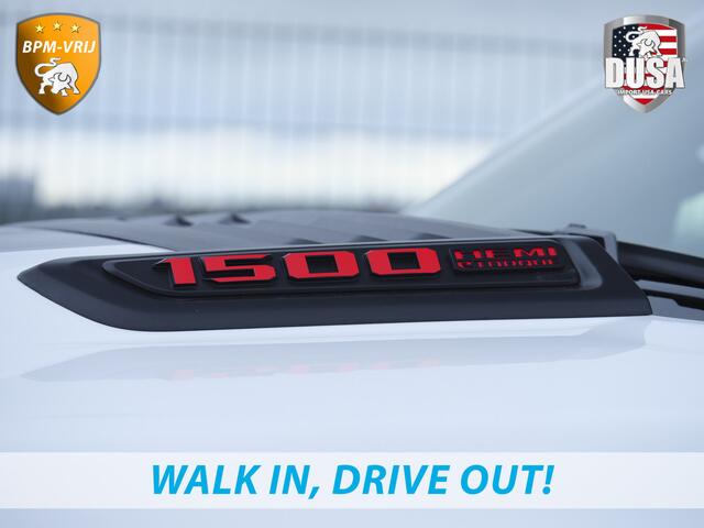 Dodge 1500 RAM | Limited | 5.7 V8 | HEMI | Night Edition | Panorama dak | Luchtvering | BPM-VRIJ | Bright white Getoonde accessoires zijn verkrijgbaar tegen meerprijs