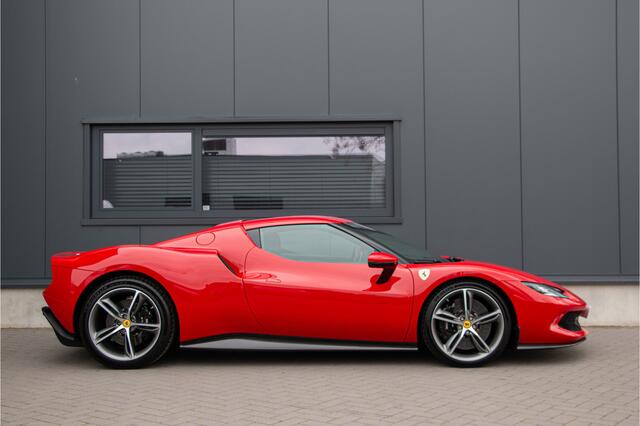 Ferrari 296 GTB 3.0 V6 Rosso Corsa | Lift | JBL | Ceramic | Passenger Display | Head Up | Carbon | Dealer | Apple Carplay | Camera | 830PK | Onderhoudscontract Ferrari 2029 | PPF Neus | Scuderia Ferrari Shields |