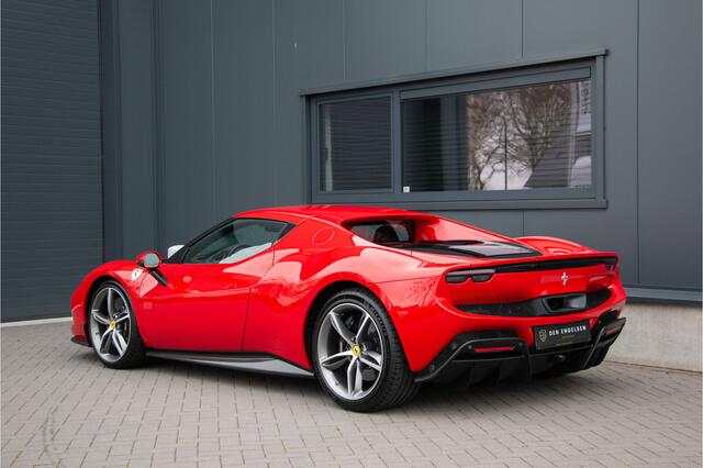 Ferrari 296 GTB 3.0 V6 Rosso Corsa | Lift | JBL | Ceramic | Passenger Display | Head Up | Carbon | Dealer | Apple Carplay | Camera | 830PK | Onderhoudscontract Ferrari 2029 | PPF Neus | Scuderia Ferrari Shields |