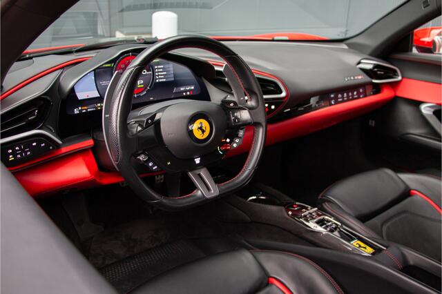 Ferrari 296 GTB 3.0 V6 Rosso Corsa | Lift | JBL | Ceramic | Passenger Display | Head Up | Carbon | Dealer | Apple Carplay | Camera | 830PK | Onderhoudscontract Ferrari 2029 | PPF Neus | Scuderia Ferrari Shields |