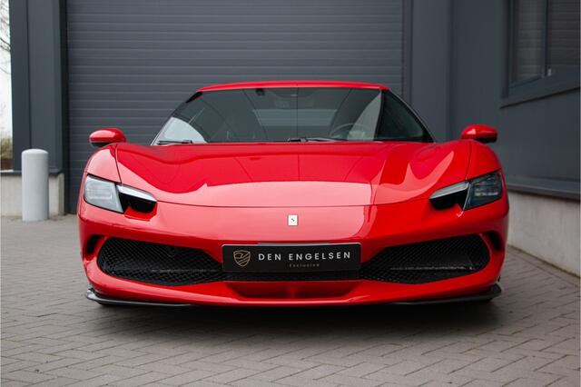 Ferrari 296 GTB 3.0 V6 Rosso Corsa | Lift | JBL | Ceramic | Passenger Display | Head Up | Carbon | Dealer | Apple Carplay | Camera | 830PK | Onderhoudscontract Ferrari 2029 | PPF Neus | Scuderia Ferrari Shields |