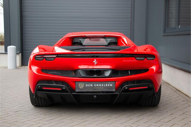 Ferrari 296 GTB 3.0 V6 Rosso Corsa | Lift | JBL | Ceramic | Passenger Display | Head Up | Carbon | Dealer | Apple Carplay | Camera | 830PK | Onderhoudscontract Ferrari 2029 | PPF Neus | Scuderia Ferrari Shields |