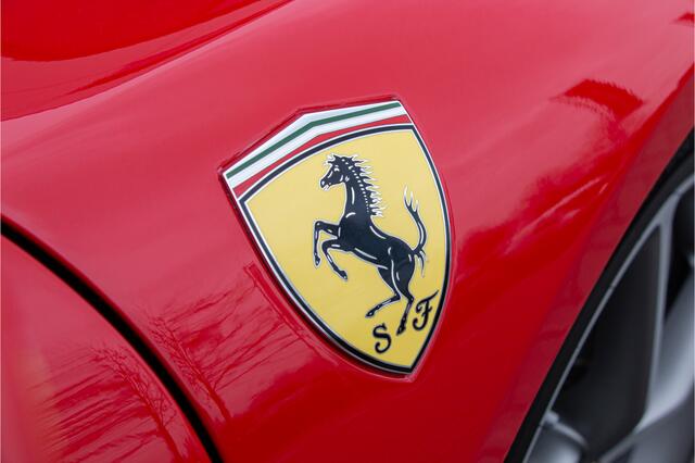 Ferrari 296 GTB 3.0 V6 Rosso Corsa | Lift | JBL | Ceramic | Passenger Display | Head Up | Carbon | Dealer | Apple Carplay | Camera | 830PK | Onderhoudscontract Ferrari 2029 | PPF Neus | Scuderia Ferrari Shields |