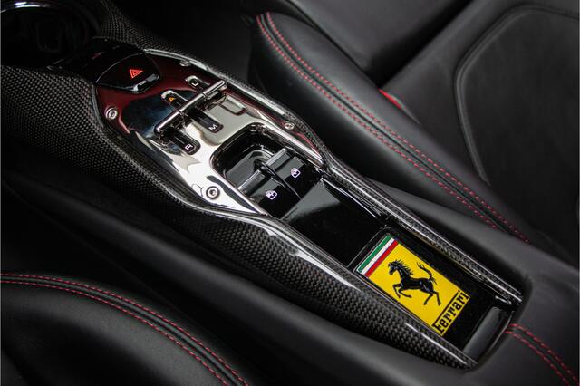 Ferrari 296 GTB 3.0 V6 Rosso Corsa | Lift | JBL | Ceramic | Passenger Display | Head Up | Carbon | Dealer | Apple Carplay | Camera | 830PK | Onderhoudscontract Ferrari 2029 | PPF Neus | Scuderia Ferrari Shields |