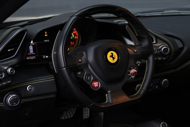 Ferrari 488 3.9 GTB HELE ORIGINEEL NEDERLANDS | CAPRISTO UITLAAT | ACHTERUITRIJCAMERA | LIFTING SYSTEEM | APPLE CARPLAY | BUMPY ROAD | SUBWOOFER |