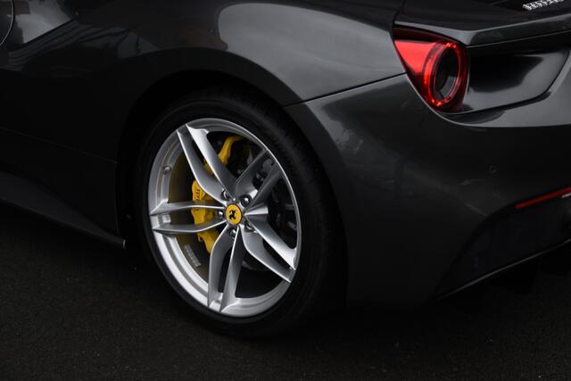 Ferrari 488 3.9 GTB HELE ORIGINEEL NEDERLANDS | CAPRISTO UITLAAT | ACHTERUITRIJCAMERA | LIFTING SYSTEEM | APPLE CARPLAY | BUMPY ROAD | SUBWOOFER |