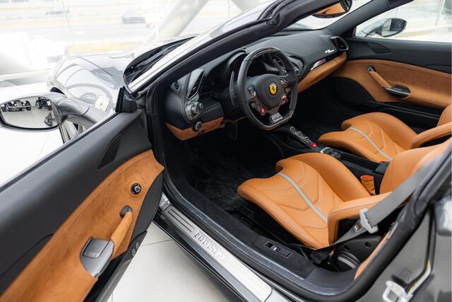 Ferrari 488 3.9 Spider HELE | Cuoio | Goldrake | Carbon Int. | LED Steering | Pass Display |