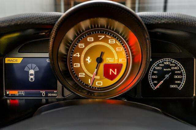 Ferrari 812 Superfast - Grigio Silverstone - Carbon LED
