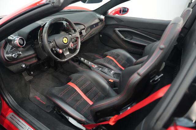 Ferrari F8 Spider 3.9 V8 HELE | NL Auto | 1e eig. | Lift | Carbon | Garantie tot 03-2028!