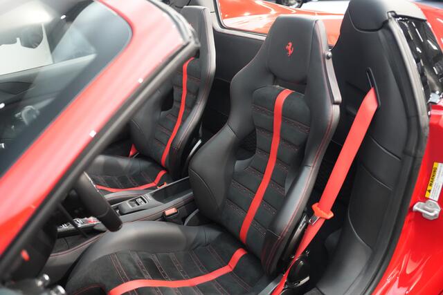 Ferrari F8 Spider 3.9 V8 HELE | NL Auto | 1e eig. | Lift | Carbon | Garantie tot 03-2028!