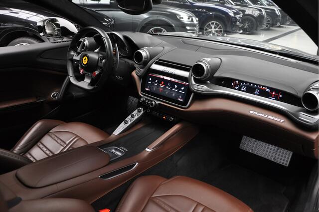 Ferrari GTC4 3.9 V8 Lusso T | Carbon | Lift Systeem | Passenger Display | Apple Carplay | Daytona style Seats |