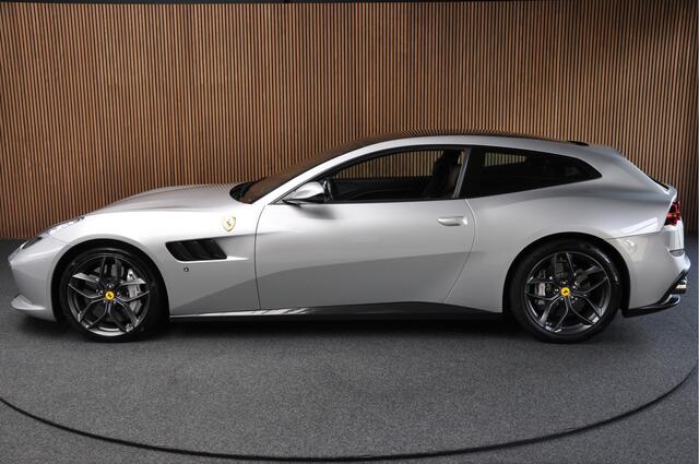 Ferrari GTC4 3.9 V8 Lusso T | Carbon | Lift Systeem | Passenger Display | Apple Carplay | Daytona style Seats |