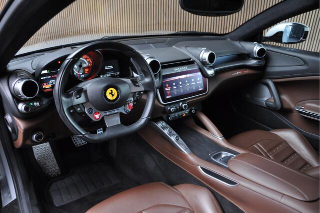 Ferrari GTC4 3.9 V8 Lusso T | Carbon | Lift Systeem | Passenger Display | Apple Carplay | Daytona style Seats |