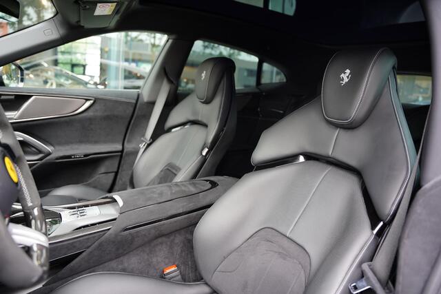 Ferrari Purosangue 6.5 V12 / Retrofit Steering Wheel / Full Carbon / Electrochromic Roof