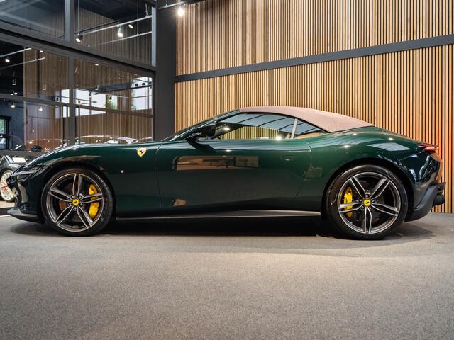 Ferrari Roma Spider V8 Verde British Racing Roma Spider 3.9 V8 Passenger Display