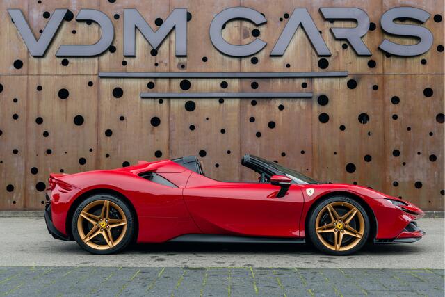 Ferrari SF90 Spider 4.0 V8 | 1e Eigenaar | Two-Tone | Lift | Carplay | AFS | Camera | HiFi | Carbon | Extracampionario |