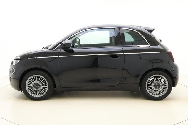 Fiat 500 La Prima 42 kWh | Navigatie | Climate control | Camera | Weinig kilometers | Keyless | Lichtmetalen velgen | Cruise control | Sportief