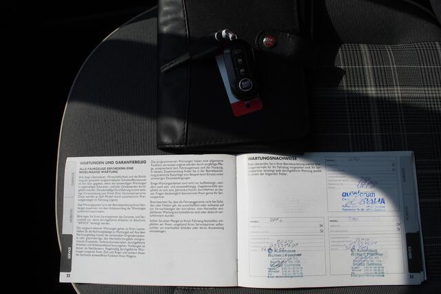 Fiat 500 0.9 TwinAir Lounge Panoramadak/Airco/Parkeersensoren/Uconnect/Virtual cockpit/LED koplampen/Multifunctioneel stuurwiel/Spraakbediening/Bluetooth/15'' Lichtmetalen velgen.