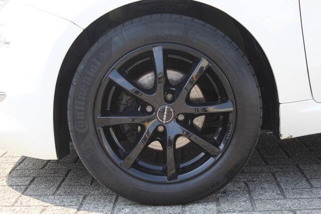 Fiat 500 0.9 TwinAir Lounge Panoramadak/Airco/Parkeersensoren/Uconnect/Virtual cockpit/LED koplampen/Multifunctioneel stuurwiel/Spraakbediening/Bluetooth/15'' Lichtmetalen velgen.