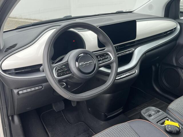 Fiat 500 Icon 42 kWh / Panoramadak / Apple Carplay Android Auto / Achteruitrijcamera / Parkeersensoren Voor & Achter / Verwarmbare voorstoelen