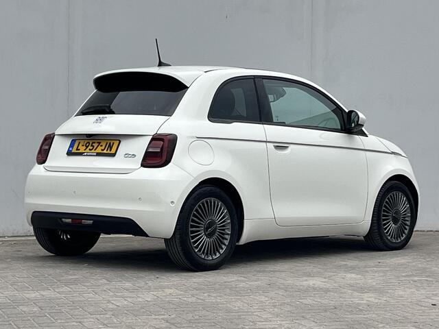 Fiat 500 Icon 42 kWh / Panoramadak / Apple Carplay Android Auto / Achteruitrijcamera / Parkeersensoren Voor & Achter / Verwarmbare voorstoelen