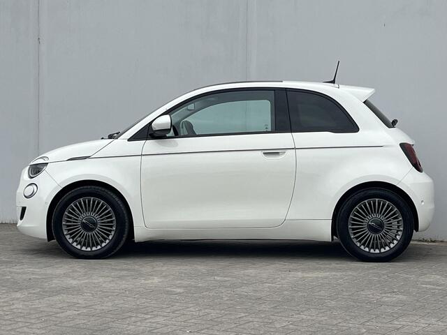 Fiat 500 Icon 42 kWh / Panoramadak / Apple Carplay Android Auto / Achteruitrijcamera / Parkeersensoren Voor & Achter / Verwarmbare voorstoelen