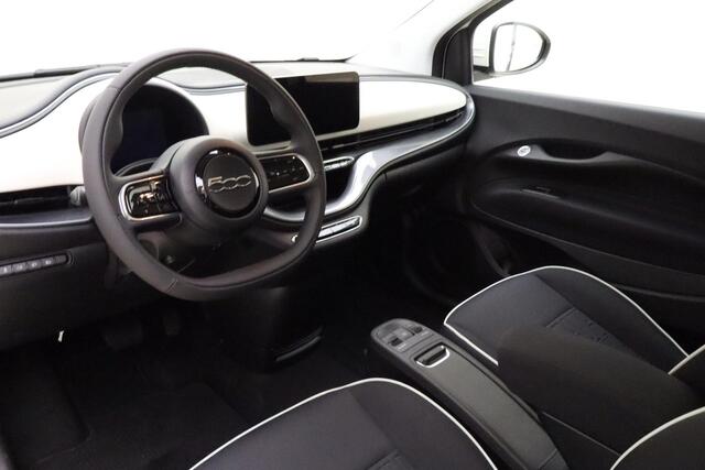 Fiat 500 Urban 42 kWh Camera | Stoelverwarming | Keyless | Navigatie via Carplay | Parkeersensoren voor en achter | Geen kilometers