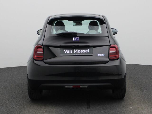 Fiat 500 500e 42 kWh La Prima | Climate Control / ECC | Licht metalen velgen 17 inch | Cruise control Adaptive | Navigatie | Lederen bekleding | Stoelverwarming | Park Distance Control voor en achter | Achteruitrijcamera |