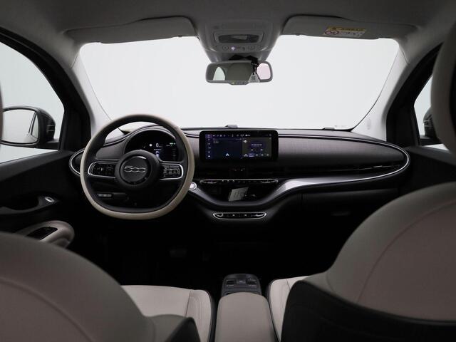 Fiat 500 500e 42 kWh La Prima | Climate Control / ECC | Licht metalen velgen 17 inch | Cruise control Adaptive | Navigatie | Lederen bekleding | Stoelverwarming | Park Distance Control voor en achter | Achteruitrijcamera |