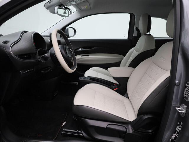 Fiat 500 500e 42 kWh La Prima | Climate Control / ECC | Licht metalen velgen 17 inch | Cruise control Standaard | Navigatie | Lederen bekleding beige | Stoelverwarming | LED koplampen | Park Distance Control voor en achter | Achteruitrijcamera |