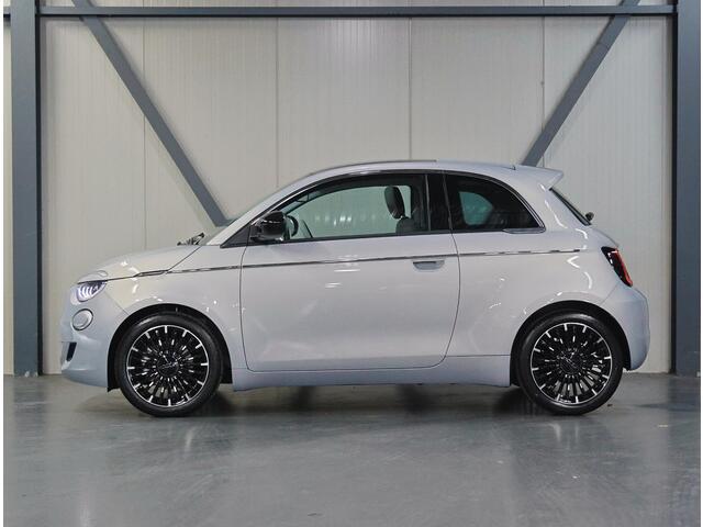 Fiat 500 1.0 Hybrid La Prima | Camera | Stoleverwarming | ClimateControl | Panoramadak | Keyless Start | CruiseControl | Navigatie | AppleCarPlay/AndroidAuto |