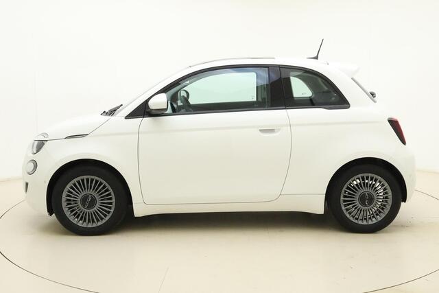 Fiat 500 Icon 42 kWh | Werinig kilometers | Climate control | Navigatie | Keyless | Camera | Panoramadak | Parkeersensoren voor en achter