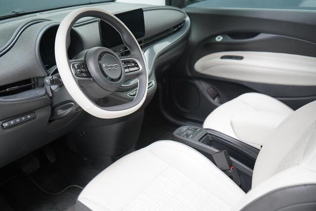 Fiat 500 La Prima 42 kWh | Schuif/kanteldak | Carplay | Adaptive cruise | Parkeersensoren | Pack winter | Lm velgen