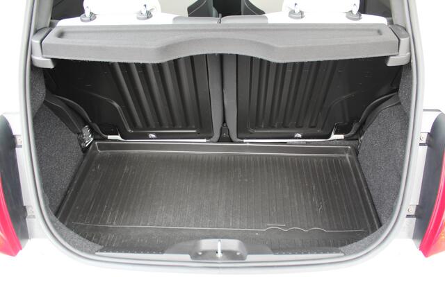 Fiat 500 1.0-70pk Mild-Hybrid 'Dolcevita'. 'Het goede leven' dat is het bezit van en het rijden in deze bloedmooie Italiaan ! Panoramadak, Autm. airco, Cruise Control, Navigatie by AppleCarplay/Android auto, Bluetooth telefoonvoorb., pdc achter etc.