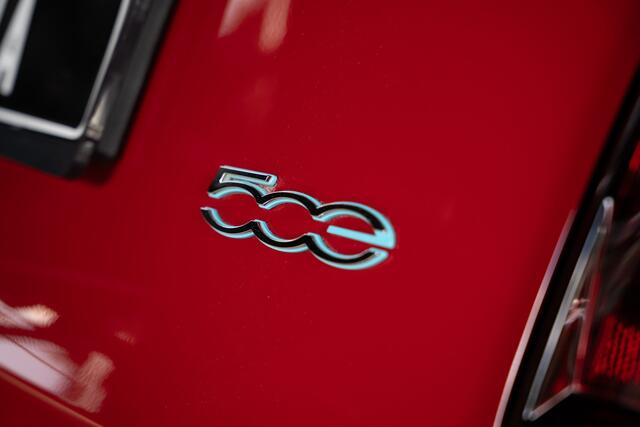 Fiat 500 24 kWh 3- Fase SOH: 93,8% Navi Airco LED Cruise C. Carplay Stoelverwarming LM velgen BTW auto