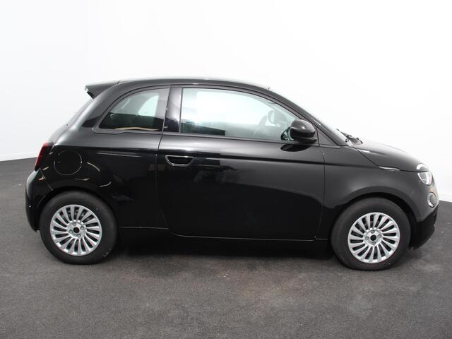 Fiat 500 Urban 42 kWh Airco Climatronic 360 Camera Stoelverwarming Keyless Wireless CarPlay Dodehoek Assistant 85 kW Charger Actieradius 320km WLTP