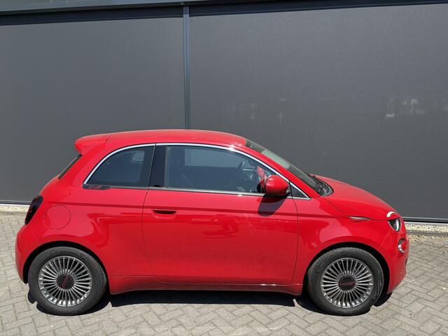 Fiat 500 RED 24 kWh Achteruitrijcamera - Apple carplay - Navigatie - Parkeersensor achter - Draadloze telefoonoplader - Airco - Bluetooth - Cruise control - Keyless start - Radio - Stuur multifunctioneel - Elektrische ramen - Led verlichting - Licht metalen velgen