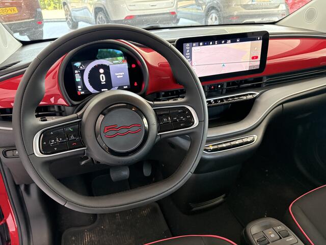 Fiat 500 RED 24 kWh Achteruitrijcamera - Apple carplay - Navigatie - Parkeersensor achter - Draadloze telefoonoplader - Airco - Bluetooth - Cruise control - Keyless start - Radio - Stuur multifunctioneel - Elektrische ramen - Led verlichting - Licht metalen velgen