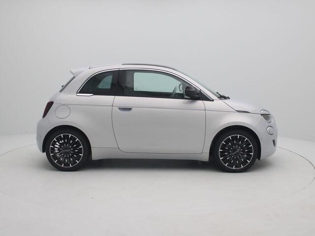 Fiat 500 La Prima 42 kWh | Leder | Camera | 17" Velgen | JBL Audio | DEMO