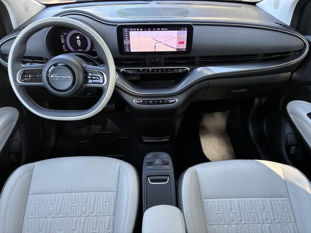 Fiat 500 La Prima 42 kWh / SOH 93% / Apple Carplay/Android Auto / Achteruitrijcamera / Adaptieve Cruise Control / Lichtmetalen Velgen 17" / Navigatie / 3-fase / Snelladen /