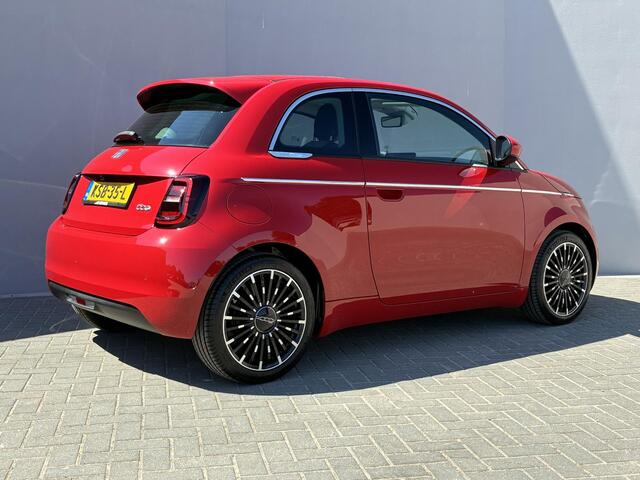 Fiat 500 La Prima 42 kWh / SOH 93% / Apple Carplay/Android Auto / Achteruitrijcamera / Adaptieve Cruise Control / Lichtmetalen Velgen 17" / Navigatie / 3-fase / Snelladen /