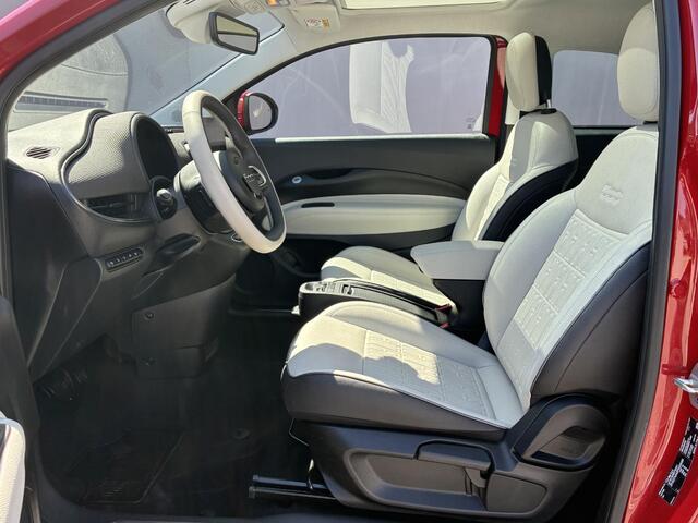 Fiat 500 La Prima 42 kWh / SOH 93% / Apple Carplay/Android Auto / Achteruitrijcamera / Adaptieve Cruise Control / Lichtmetalen Velgen 17" / Navigatie / 3-fase / Snelladen /